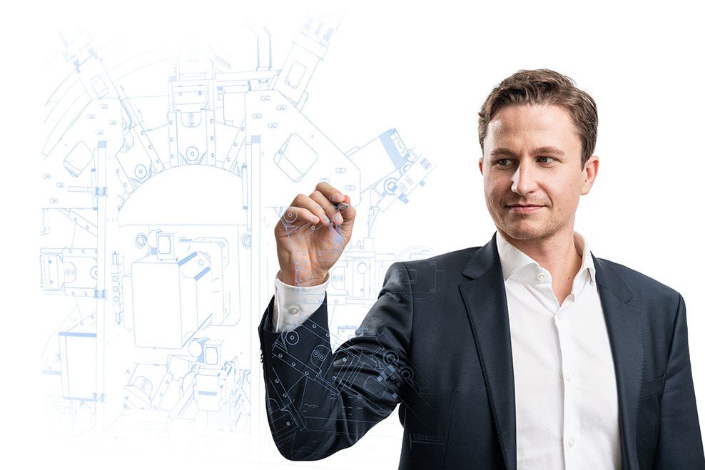 Inhaber Marcus Kröning zeichnet mit Stift in einen virtuellen Anlagenplan.