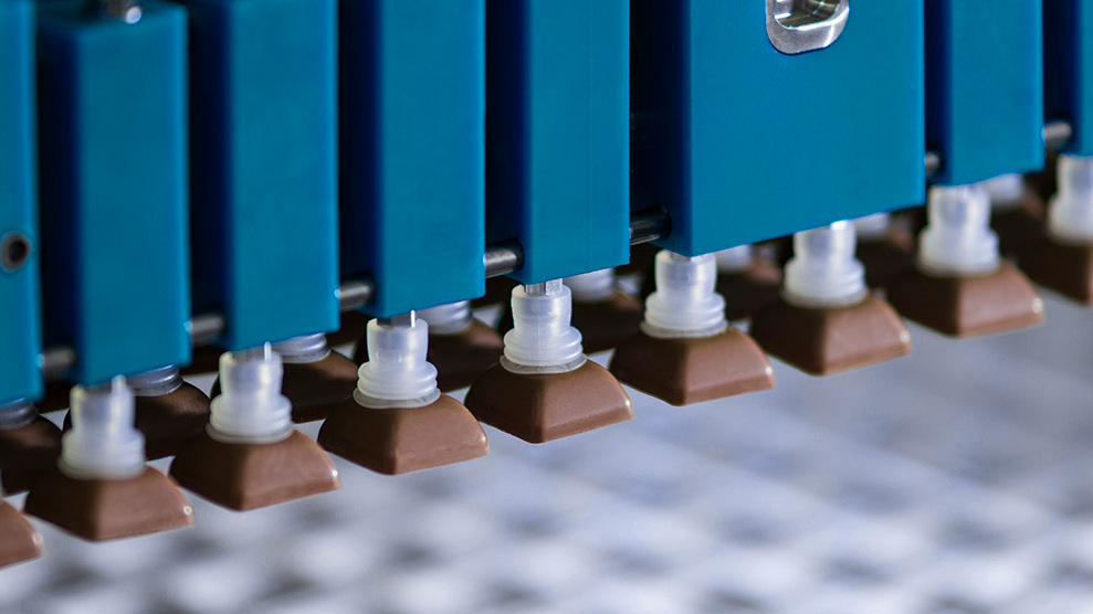 Eine blaue Ansaugvorrichtung für kleine Schokoladenstückchen.